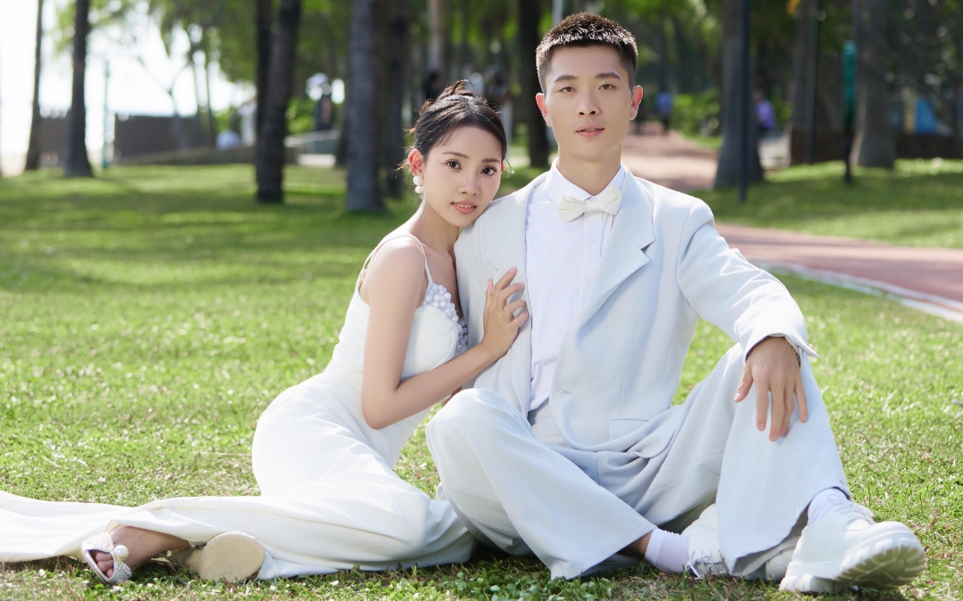 在陽光下定格的浪漫瞬間，每一張都是愛的見證。