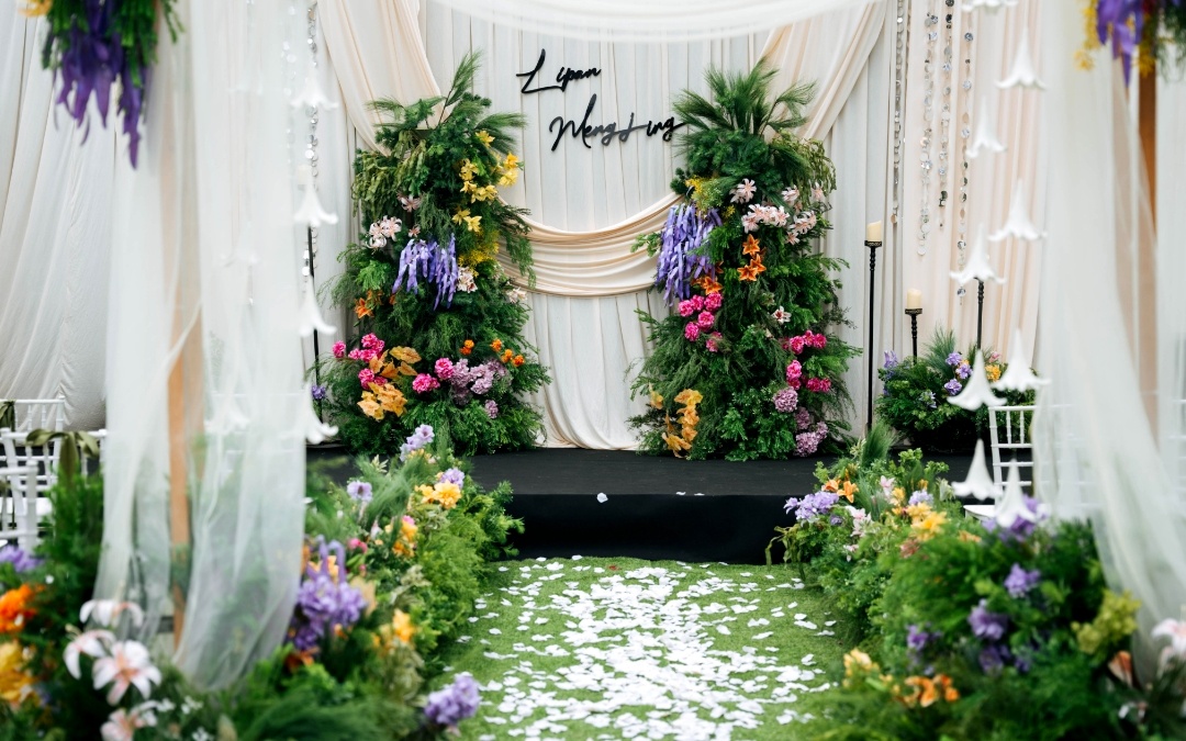 乡村婚礼布幔搭配布曼遮挡，点缀野趣花艺