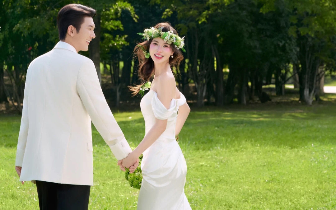 阳光正好，微风轻拂，我们笑着拥抱彼此。