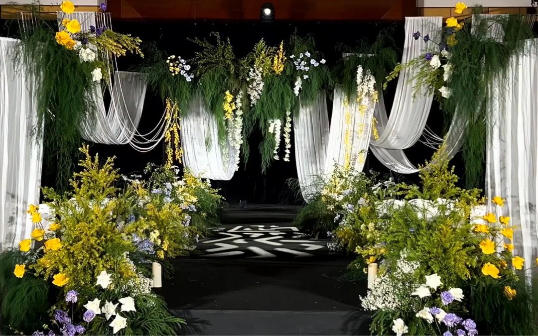 白绿色野生自然风婚礼