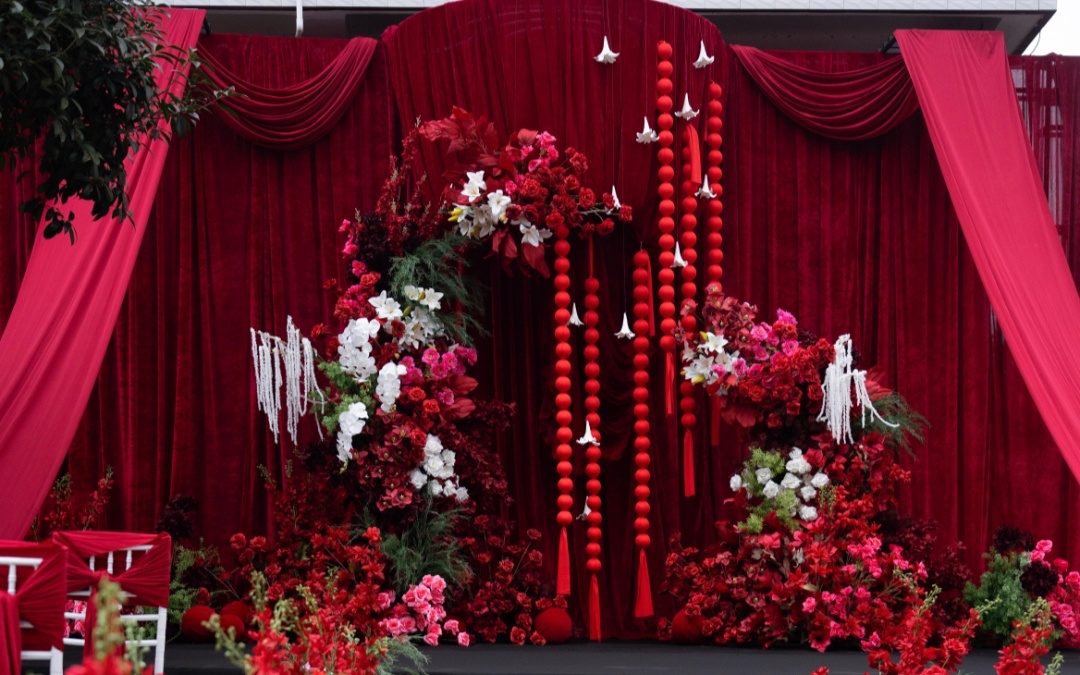 紅韻布幔，雅致婚禮