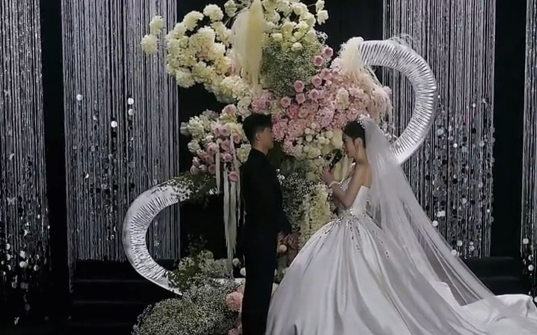 鲜花映衬水晶婚礼，流苏线帘轻漾浪漫