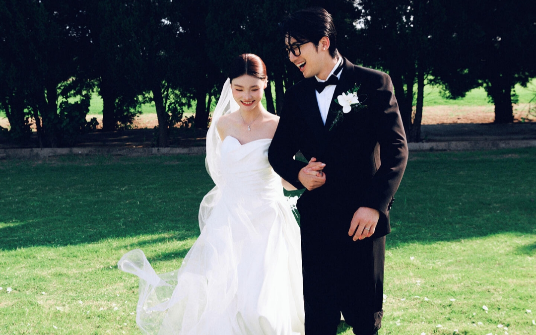 图匠旅拍 活力草坪婚纱照