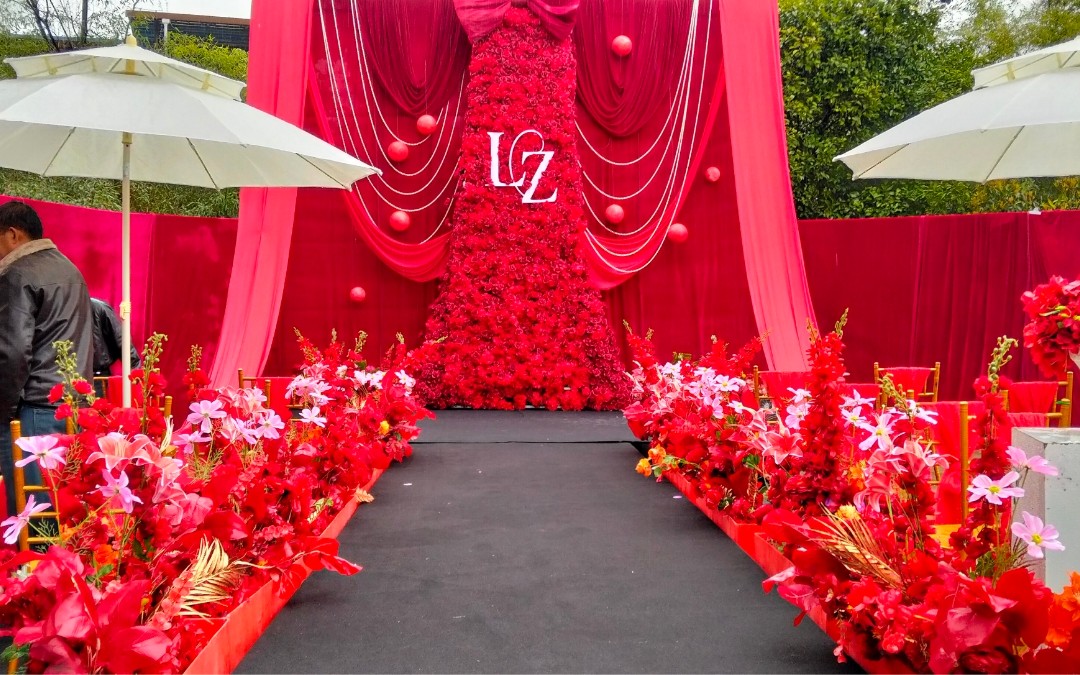 红色挑高空间背景