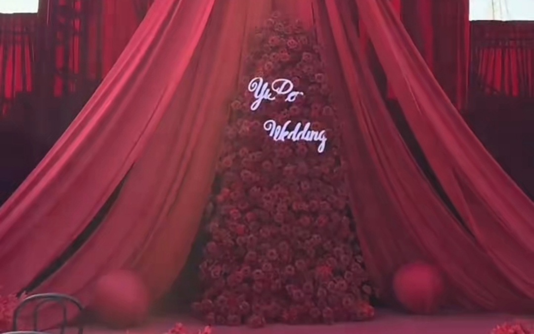 紅色布幔調(diào)高