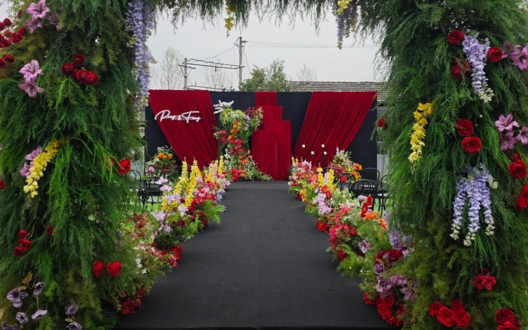 紅黑撞色點(diǎn)亮鄉(xiāng)村小院婚禮