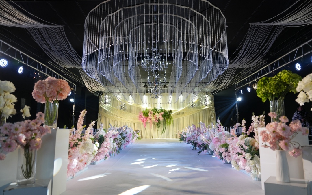 這是一場(chǎng)輕奢夢(mèng)幻+韓式森系風(fēng)格的婚禮現(xiàn)場(chǎng)，整體氛