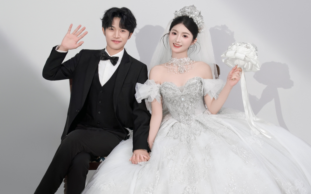 光与影交织的瞬间，裙裾如云舒展，爱意在静默中低语