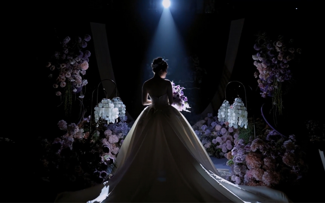 紫韵萦绕，如梦似幻的视觉诗篇。