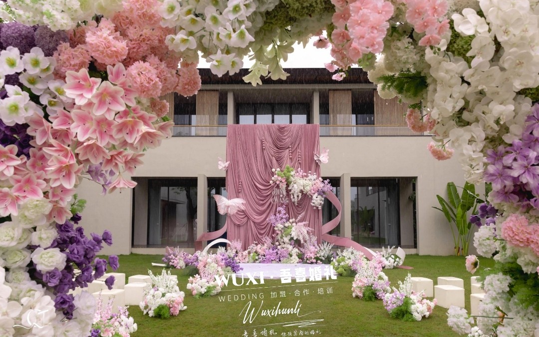 这是一场被花簇裹满的温柔婚礼～

