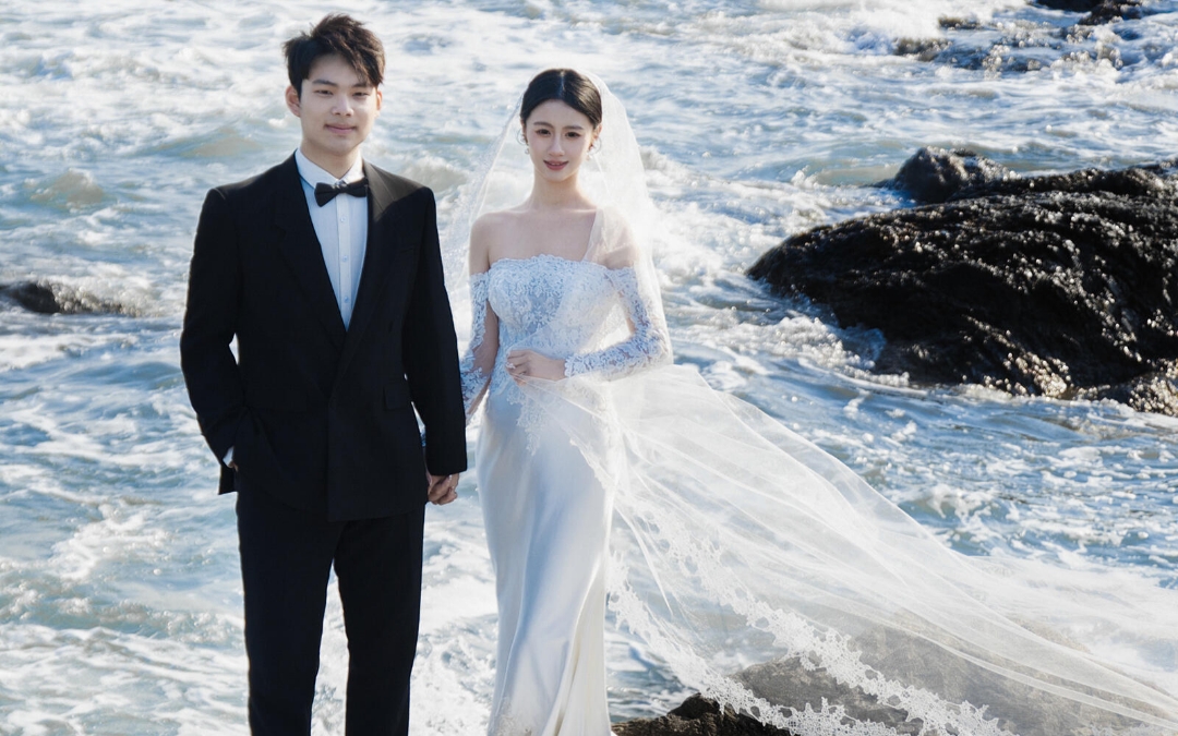 海風(fēng)輕拂，浪花低語，你我相擁在藍(lán)色的夢里。