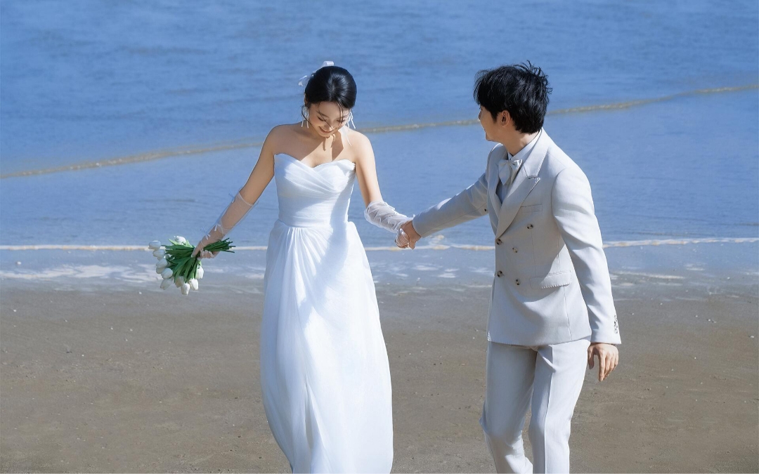 1.?海風(fēng)裹著浪漫，浪花記著心動(dòng)