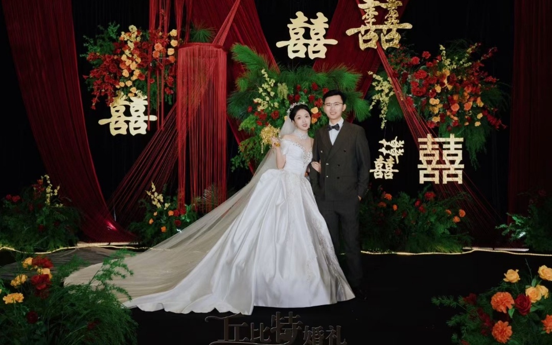 给你一场经典而复古的浪漫婚礼
纯净红与金色的碰撞