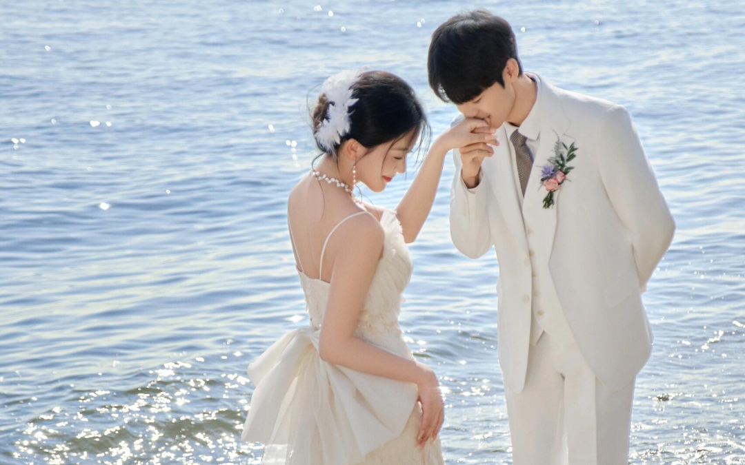 海风轻拂，花束相伴，一起看海的浪漫时光。
