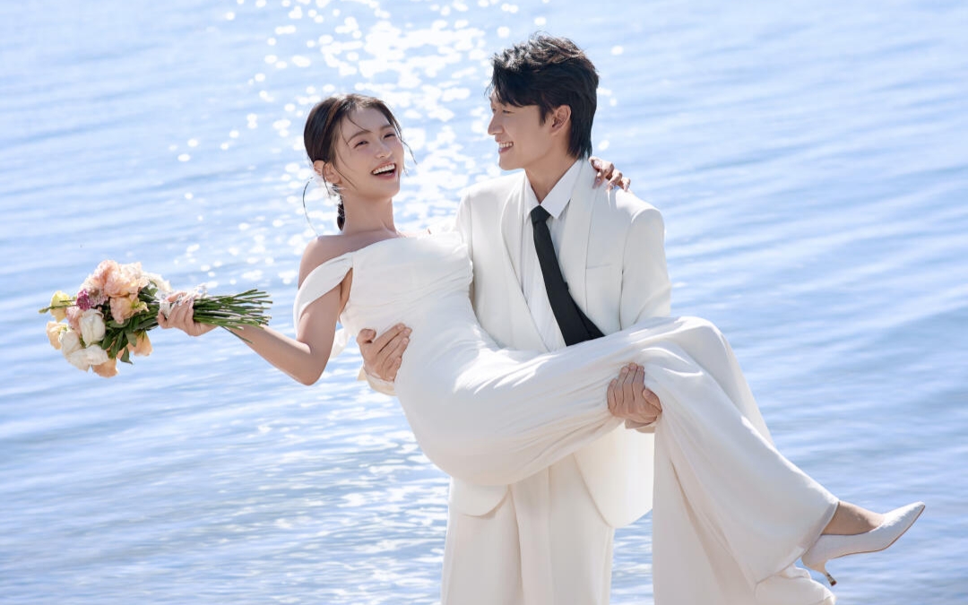 在海邊的浪漫瞬間，與你一起看海，感受海風(fēng)的輕拂。