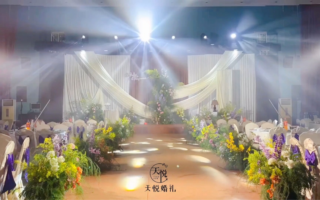 香槟色布幔与花艺交织的婚礼现场