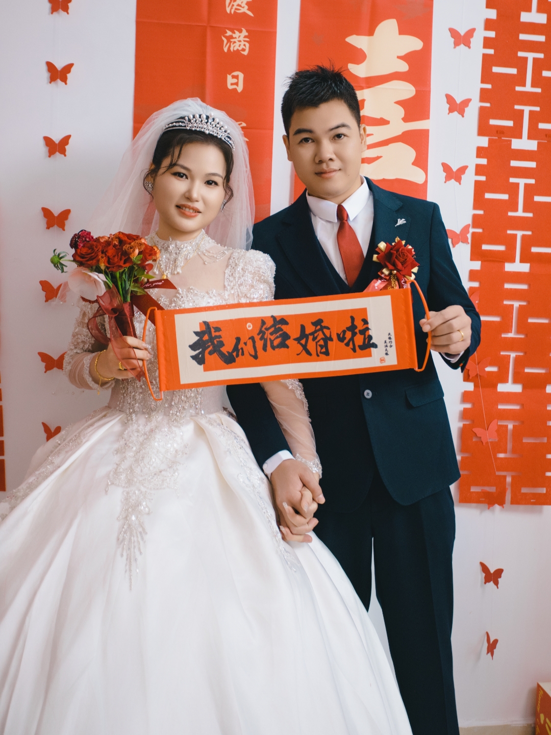 晚风踩着云，月亮贩售快乐。
​