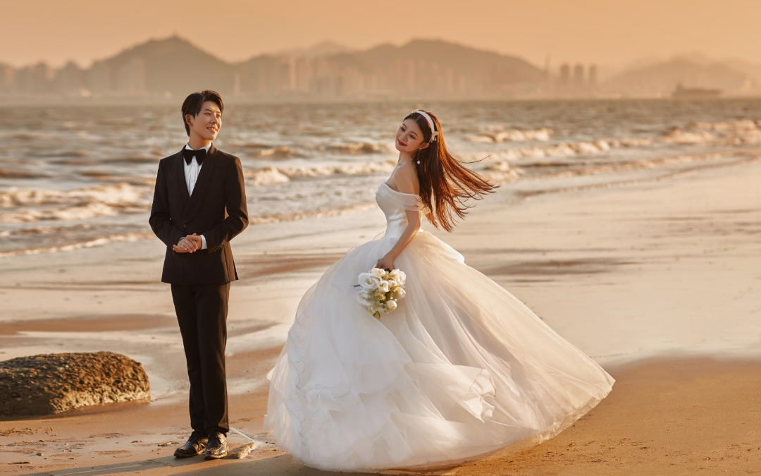 浪漫的海邊婚紗照，夕陽下的剪影美得像一幅畫。
