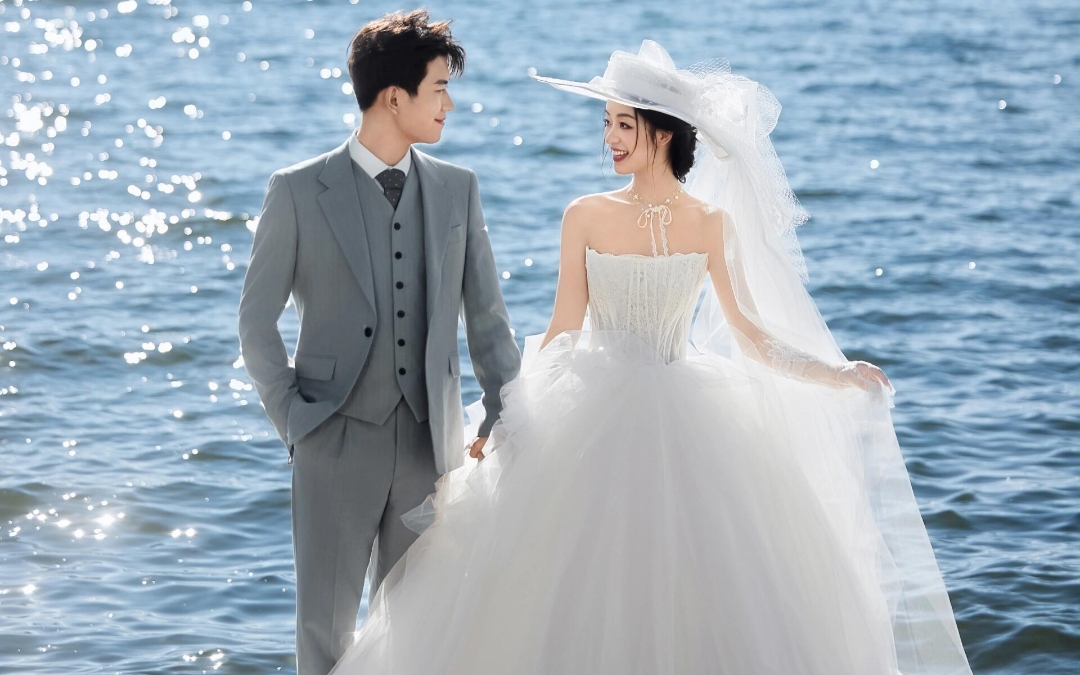 海風(fēng)輕拂，白紗飛揚(yáng)，定格此刻的溫柔與堅(jiān)定。