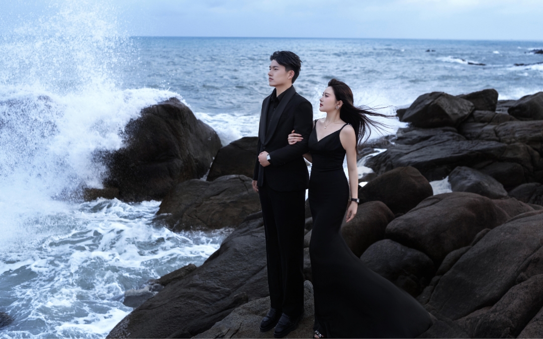 海风轻拂，黑纱如梦，浪漫在海边蔓延。