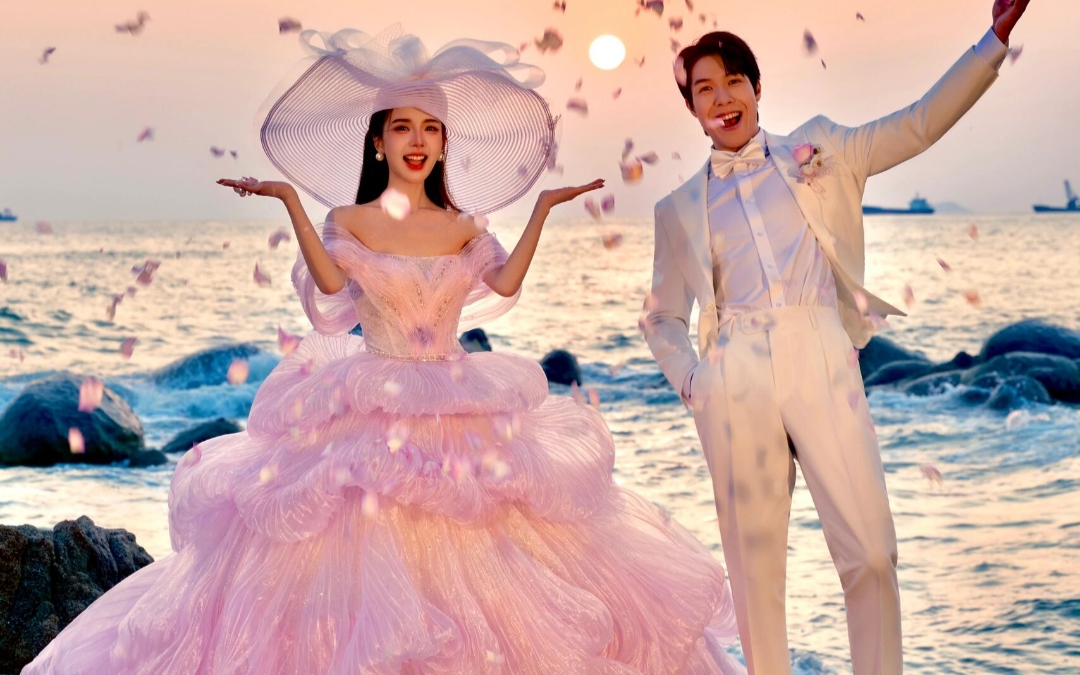 ✨在三亚赴一场日落之约，晚霞温柔，海浪轻吟。