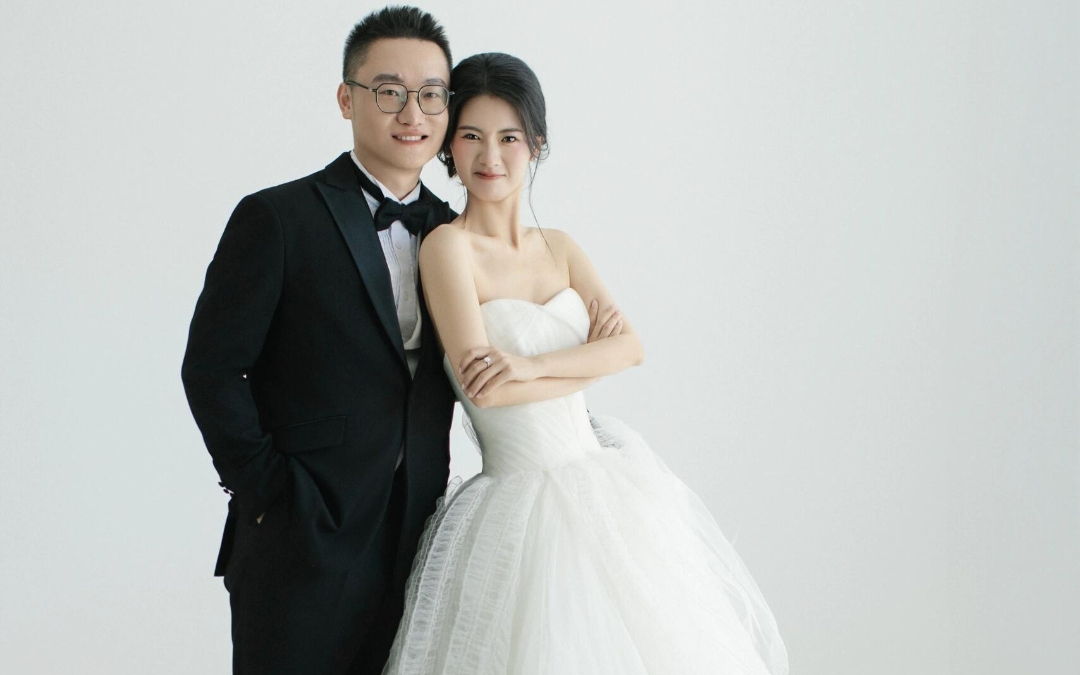 光与影交织的瞬间，笑意藏在指尖与眼眸里。