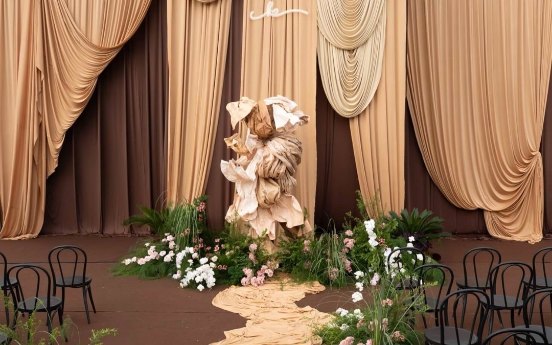 咖色系布幔农村婚礼