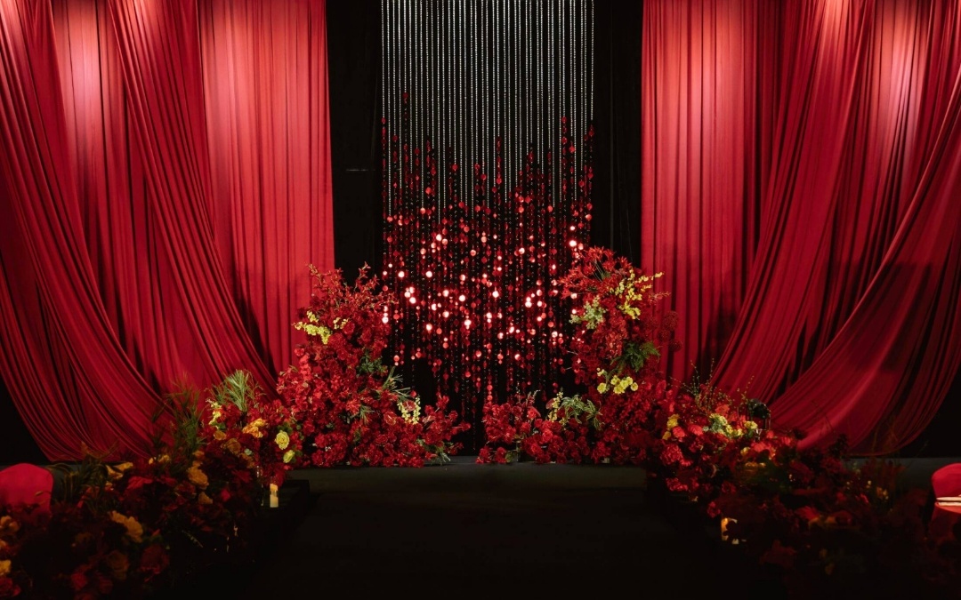 紅黑復(fù)古布幔綴亮片，演繹婚禮別樣風(fēng)情