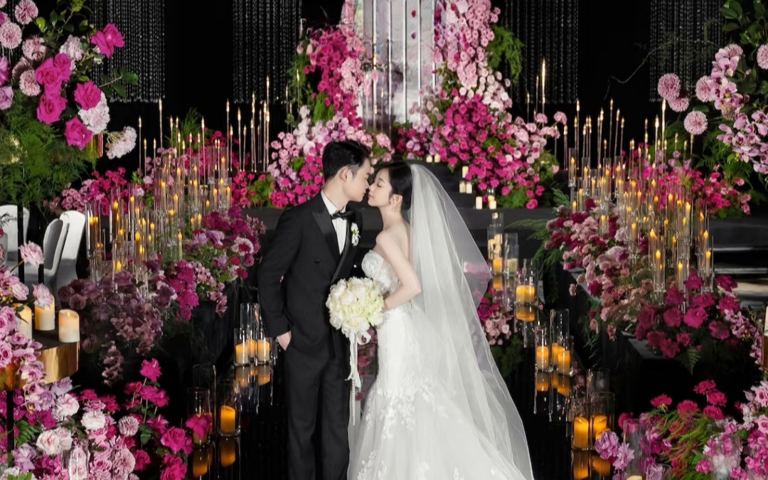 粉色浪漫縈繞，定格溫馨婚禮瞬間