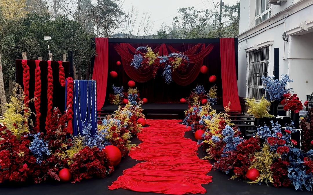 紅藍(lán)黃撞色婚禮！農(nóng)村戶外也能高級又喜慶