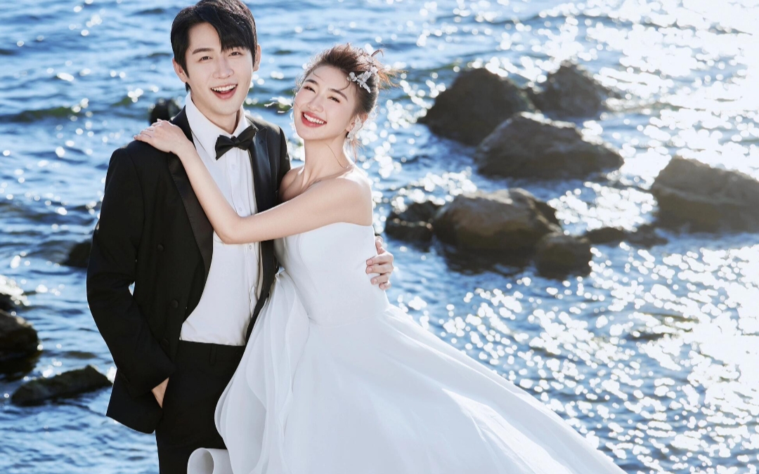 把我们的名字，写进风里，写进浪里，写进这片蔚蓝里