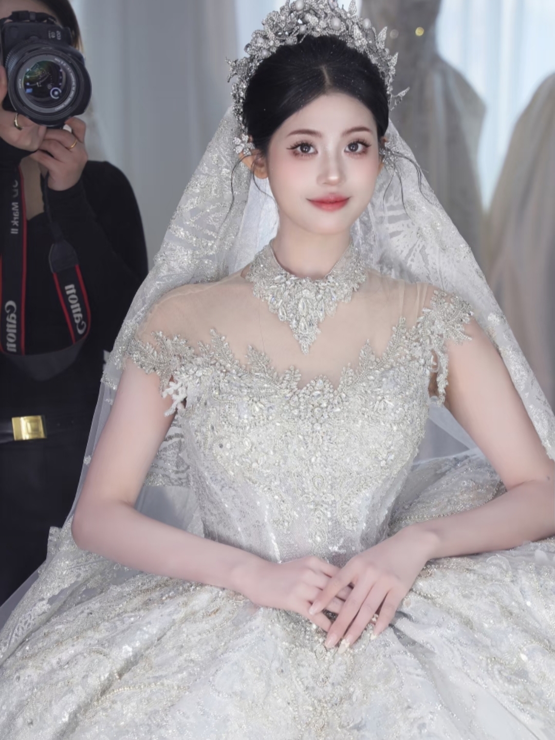 皇冠造型+婚纱搭配，整套妆造的氛围感直接拉满💍