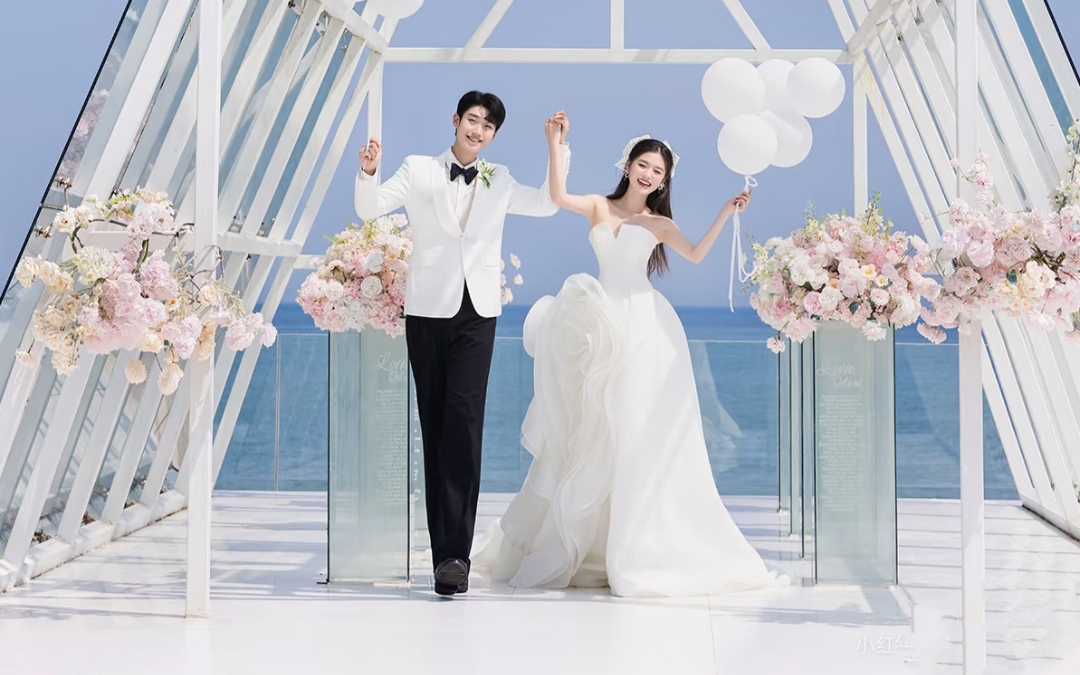 在海边的阳光下，我们许下永恒的承诺