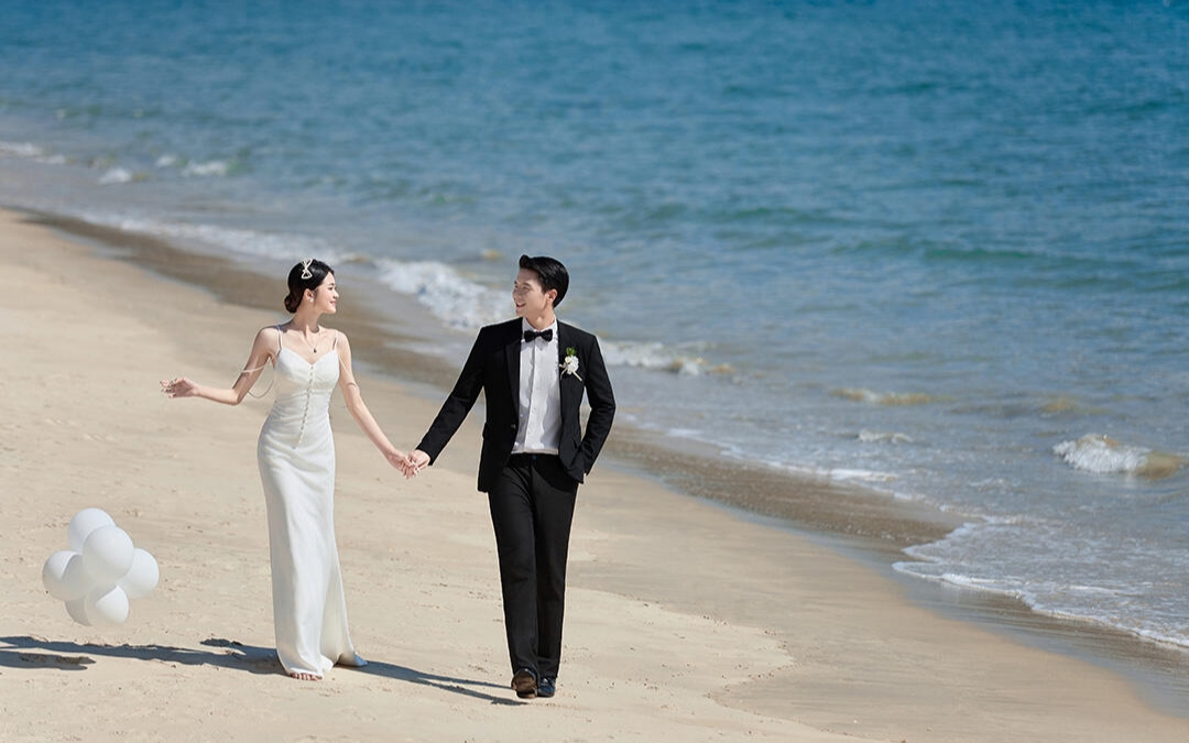 波光粼粼的海景婚紗照