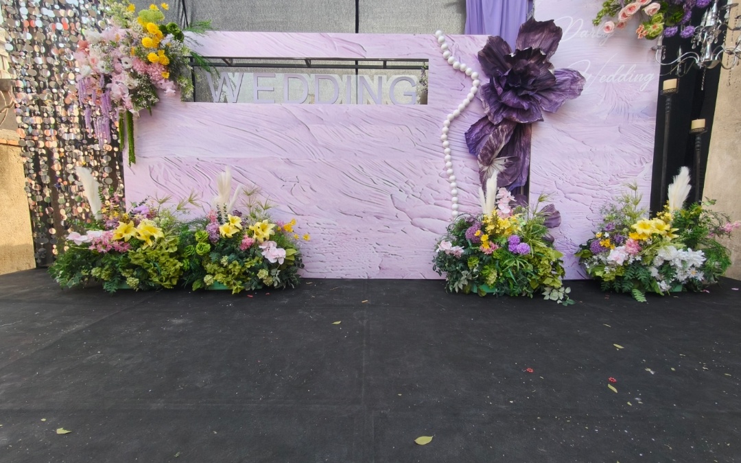 深邃紫與沉穩(wěn)黑的婚禮布景