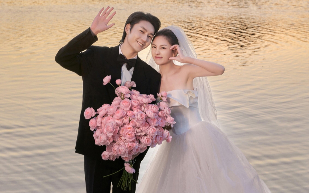 夕阳下，白纱与黑礼服的浪漫邂逅