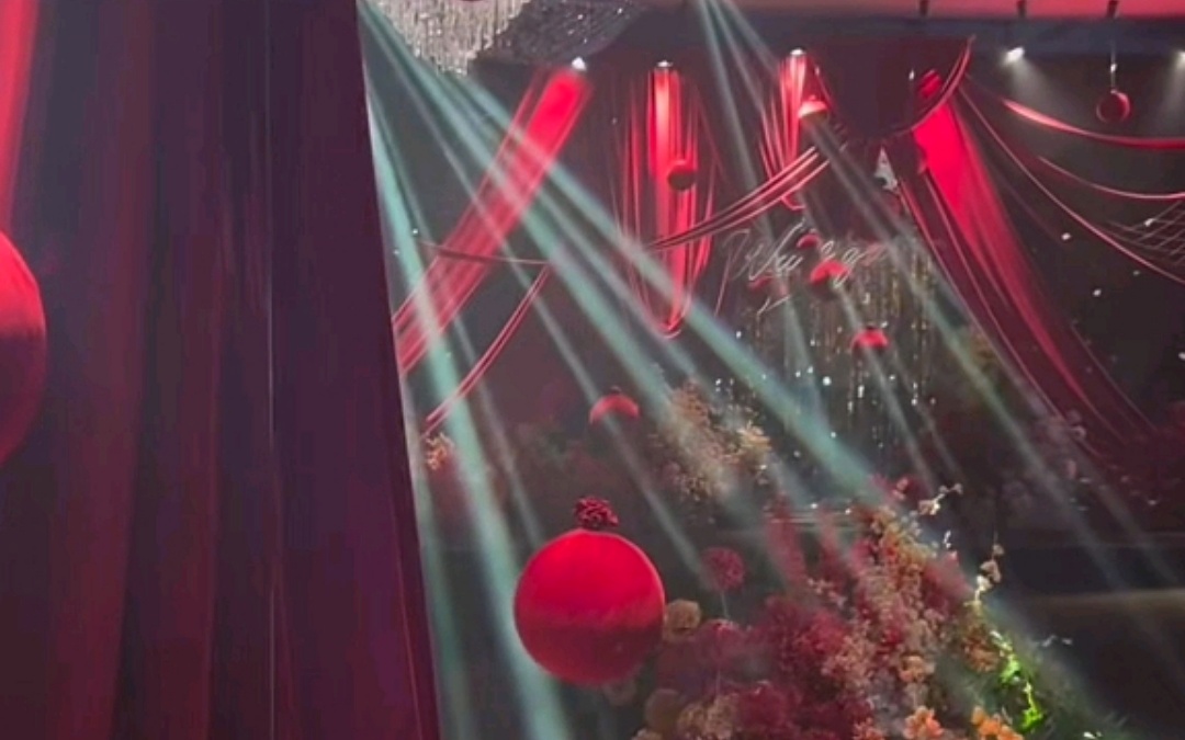 红色系布幔花艺婚礼