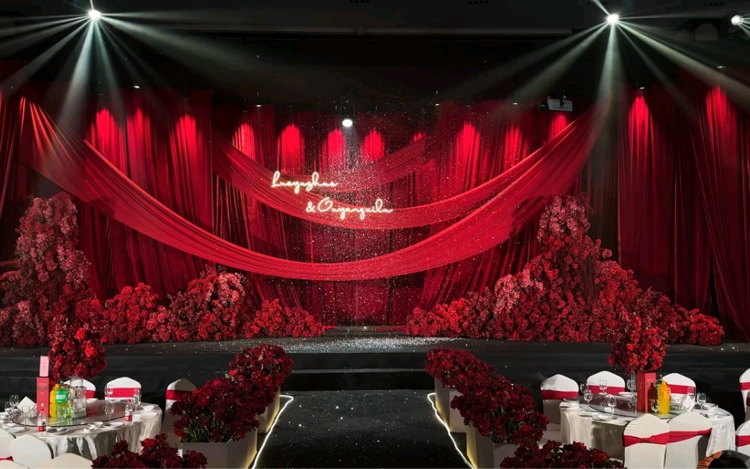 红色室内婚礼布置