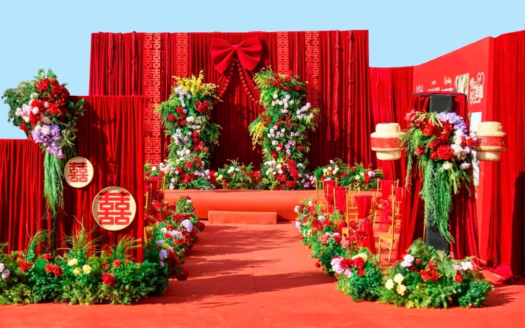 明艳红色，传递热情力量