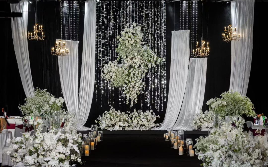 纯白布幔勾勒韩式婚礼氛围