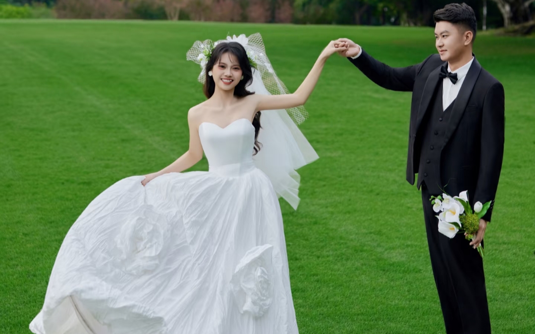 在綠意盎然的草坪上，與你共赴一場溫柔的約定