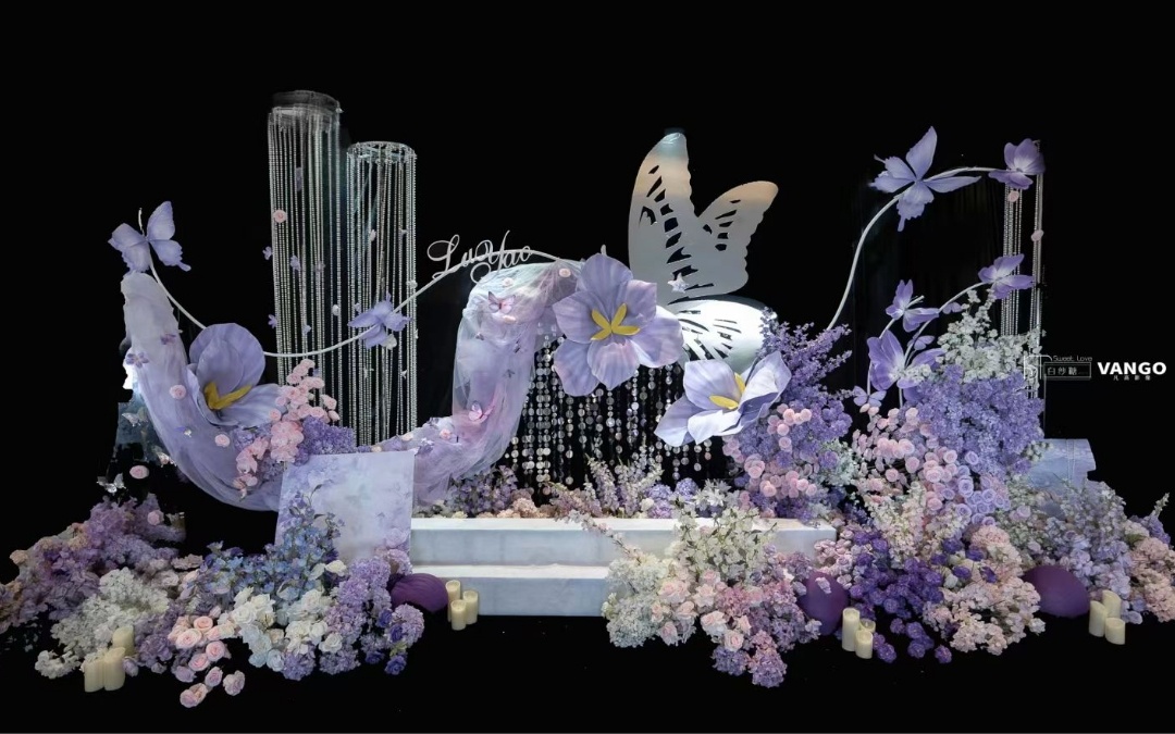 蝶影翩躚，情系花間