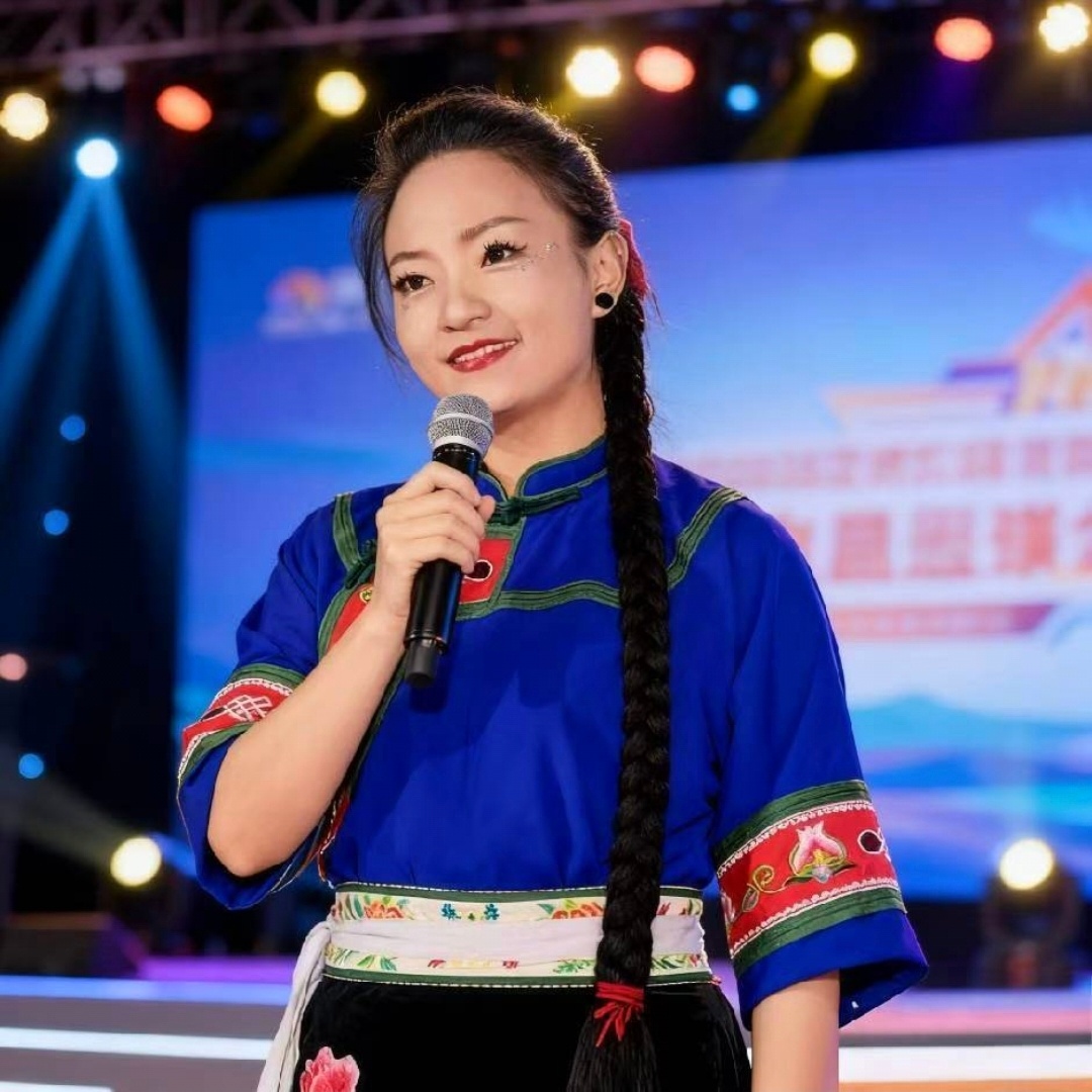 安顺香莲主持唱歌
