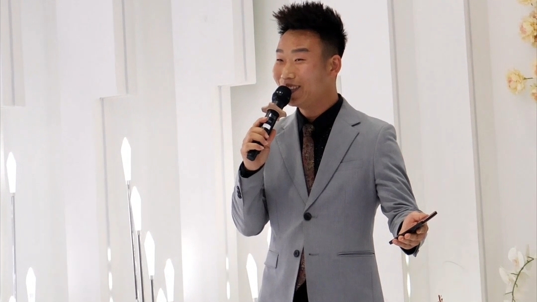 轻松幽默的开场让大家掌声不断