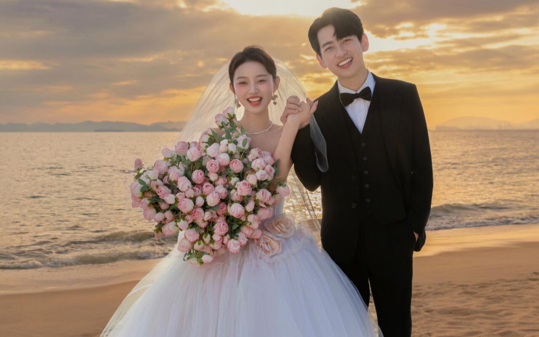 ?? 在海邊日落的余暉中，我們用鏡頭定格了愛情