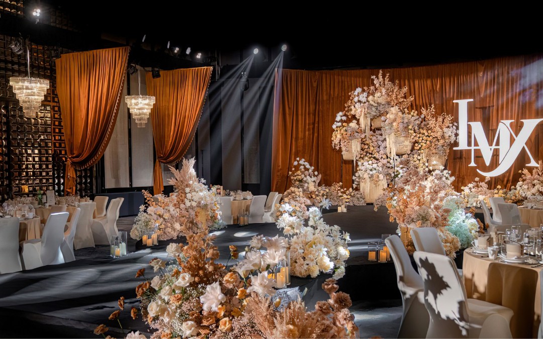 焦糖棕与水晶的碰撞，打造秀场级轻奢婚礼的格调盛宴