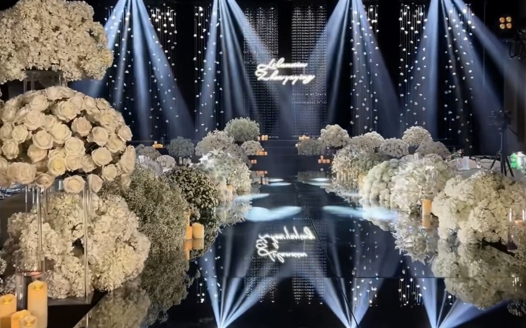 光束燈下白蘑菇花束，演繹素雅婚禮氛圍