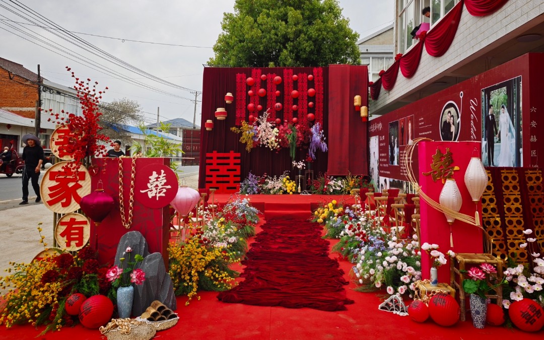 户外红色系挑高背景婚礼