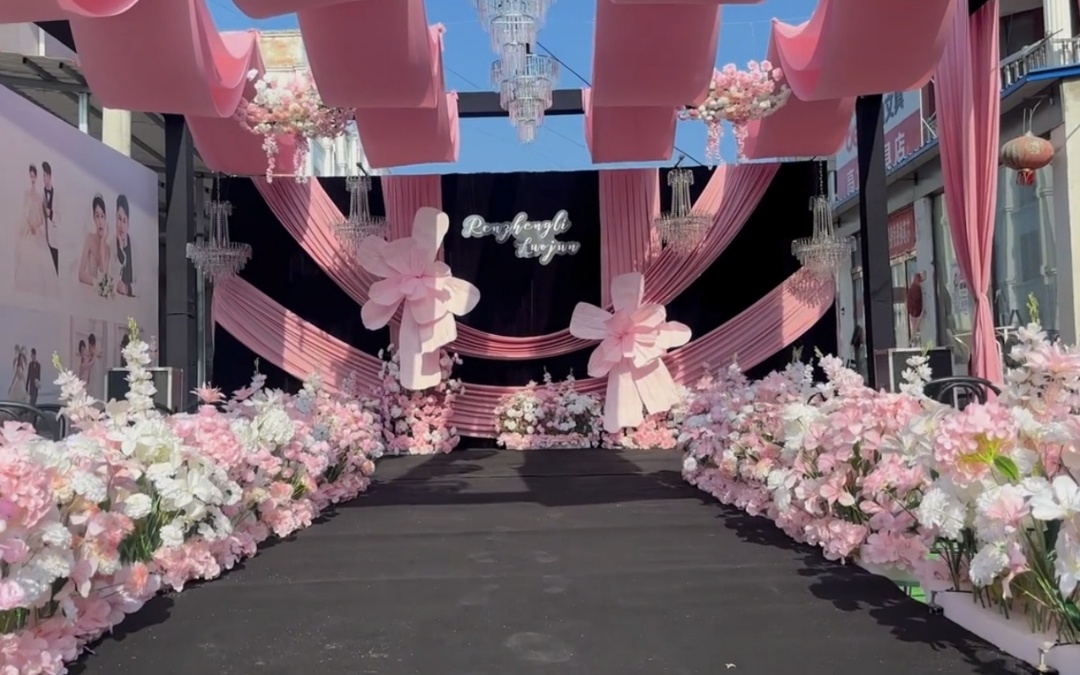 以粉色布幔營(yíng)造的戶外婚禮