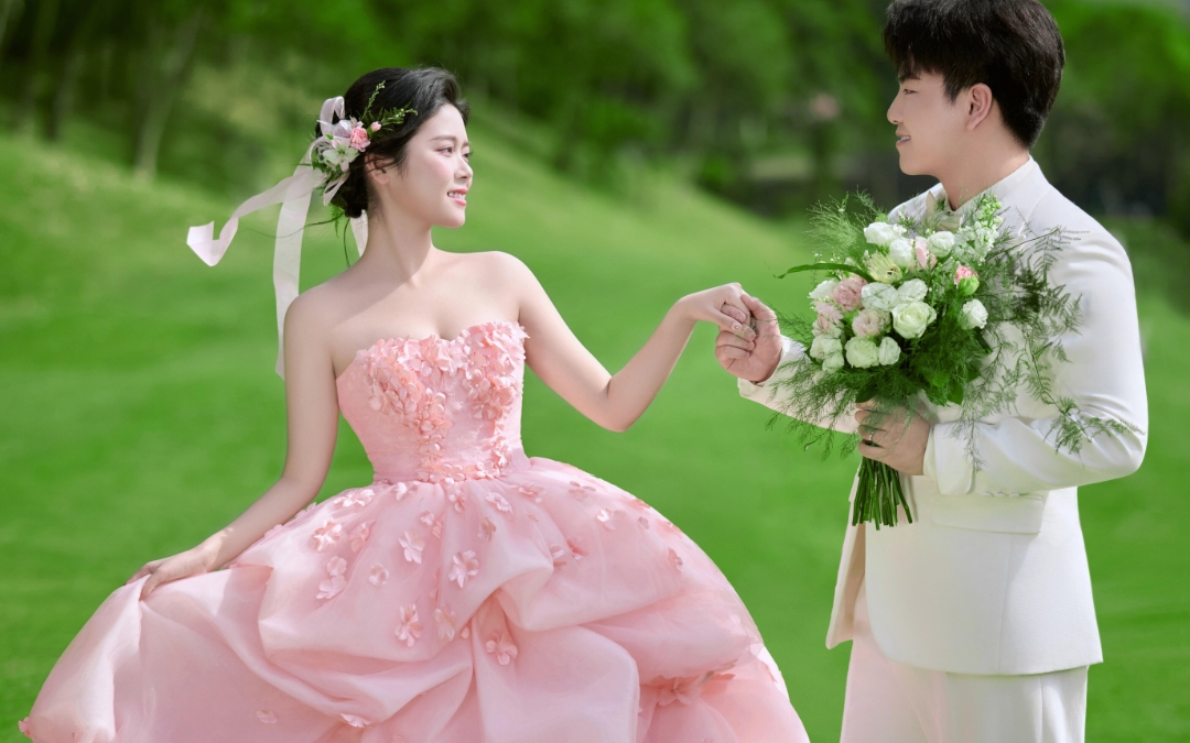 粉色系草坪婚紗照